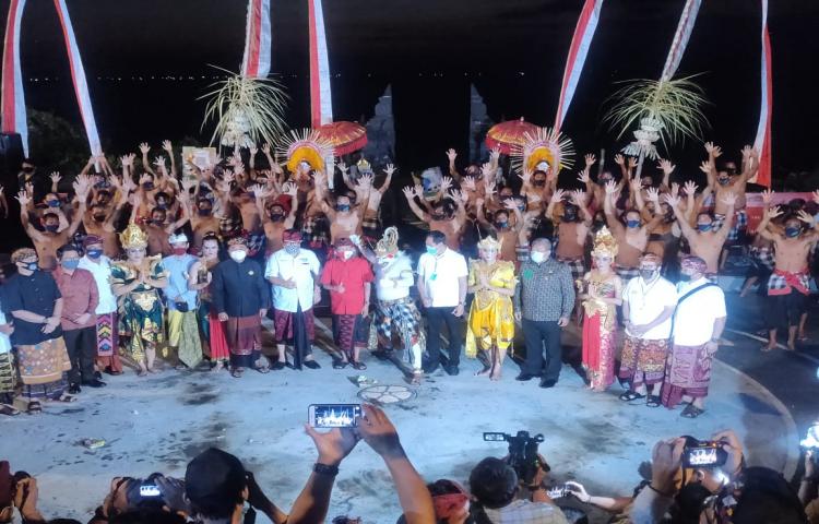 Objek-Wisata-Uluwatu-Siap-Menerima-Wisatawan-dengan-Mempersembahkan-Pementasan-“Tari-Kecak-New-Normal”_885155.jpeg